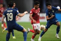 Ricky Kambuaya dijaga ketat pemain Thailand pada final leg kedua di National Stadium Singapura, Sabtu (1/1)
