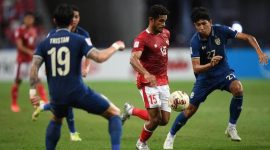 Ricky Kambuaya dijaga ketat pemain Thailand pada final leg kedua di National Stadium Singapura, Sabtu (1/1)
