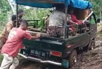 Warga terpaksa mendorong kendaraan karena jalan rusak di Natakoli