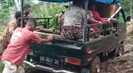Warga terpaksa mendorong kendaraan karena jalan rusak di Natakoli