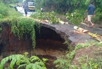 Kondisi ruas jalan Hepang-Sikka yang nyaris putus, Kamis (6/1)