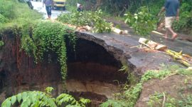 Kondisi ruas jalan Hepang-Sikka yang nyaris putus, Kamis (6/1)