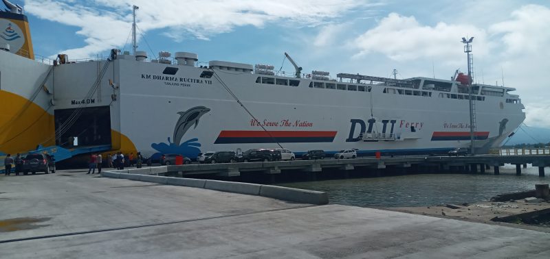 KM Dharma Rucitra VII bersandar di Pelabuhan Laurens Say Maumere, Senin (10/1) pagi