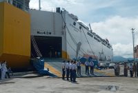 Persiapan acara penyambutan pelayaran perdana KM Dharma Rukcitra VII di Pelabuhan Laurens Say Maumere, Senin (10/1)