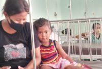 Anisa Muda, seorang anak yang terserang DBD, dirawat di Ruang Melati RSUD TC Hillers Maumere, Senin (10/1)
