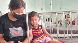 Anisa Muda, seorang anak yang terserang DBD, dirawat di Ruang Melati RSUD TC Hillers Maumere, Senin (10/1)
