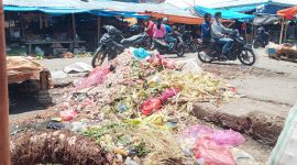 Penampakan sampah pada salah satu titik di Pasar Alok, Rabu (12/1)