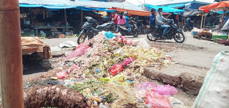 Penampakan sampah pada salah satu titik di Pasar Alok, Rabu (12/1)
