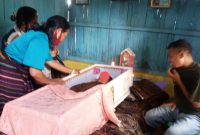 Jenazah korban yang meninggal akibat DBD, disemayamkan di rumah duka, Kamis (13/1)