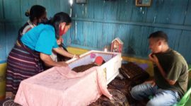 Jenazah korban yang meninggal akibat DBD, disemayamkan di rumah duka, Kamis (13/1)