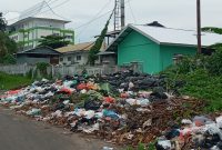 Penampakan sampah di dekat pintu masuk ruang jenazah RSUD TC Hillers Maumere, Kamis (13/1)