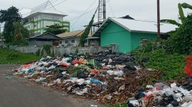 Penampakan sampah di dekat pintu masuk ruang jenazah RSUD TC Hillers Maumere, Kamis (13/1)