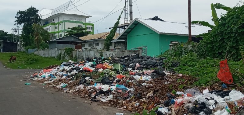 Penampakan sampah di dekat pintu masuk ruang jenazah RSUD TC Hillers Maumere, Kamis (13/1)
