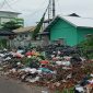 Penampakan sampah di dekat pintu masuk ruang jenazah RSUD TC Hillers Maumere, Kamis (13/1)