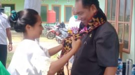 Ketua Partai NasDem Sikka Romanus Woga saat berkunjung di Desa Lenandareta Kecamatan Paga, Rabu (12/1) 