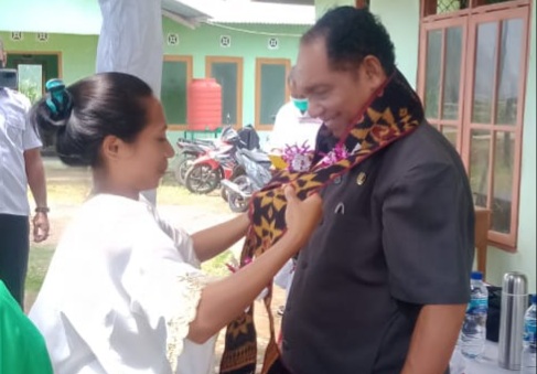 Ketua Partai NasDem Sikka Romanus Woga saat berkunjung di Desa Lenandareta Kecamatan Paga, Rabu (12/1) 