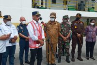 Menhub Budi Karya Sumadi memberikan keterangan kepada wartawan usai meninjau Tol Laut di Pelabuhan Laurens Say Maumere, Jumat (14/1)