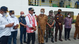 Menhub Budi Karya Sumadi memberikan keterangan kepada wartawan usai meninjau Tol Laut di Pelabuhan Laurens Say Maumere, Jumat (14/1)