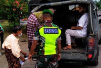 Mobilisasi warga dan lansia di Desa Watugong untuk mengikuti vaksinasi, Sabtu (15/1)