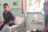 Yasinta Yeni (kanan) mendampingi anaknya yang dirawat di Ruang Melati karena terserang demam berdarah, Senin (17/1)