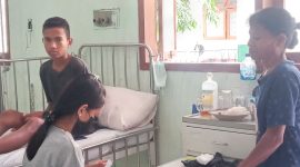 Yasinta Yeni (kanan) mendampingi anaknya yang dirawat di Ruang Melati karena terserang demam berdarah, Senin (17/1)