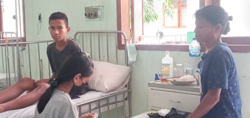 Yasinta Yeni (kanan) mendampingi anaknya yang dirawat di Ruang Melati karena terserang demam berdarah, Senin (17/1)