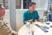 Ketua DPRD Sikka Donatus David (kanan) bersama Bupati Sikka dan investor pembanguman mall di Kota Maumere