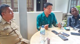 Ketua DPRD Sikka Donatus David (kanan) bersama Bupati Sikka dan investor pembanguman mall di Kota Maumere