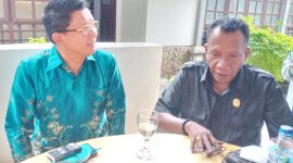 Ketua DPRD Sikka Donatus David (kanan) bersama Frangky Tanimena