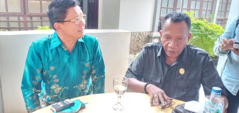 Ketua DPRD Sikka Donatus David (kanan) bersama Frangky Tanimena