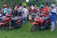 Para pedagang Pasar Senja Wuring aksi di Kantor Bupati Sikka, Senin (17/1)