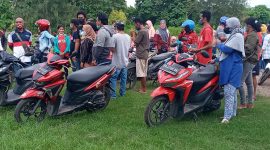 Para pedagang Pasar Senja Wuring aksi di Kantor Bupati Sikka, Senin (17/1)