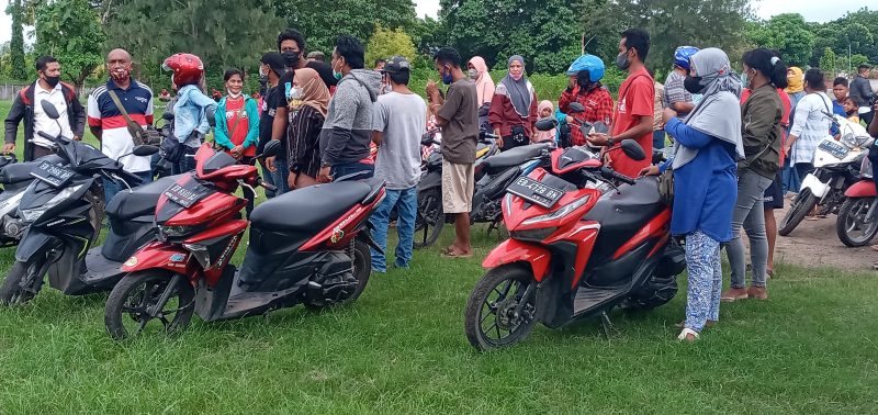 Para pedagang Pasar Senja Wuring aksi di Kantor Bupati Sikka, Senin (17/1)