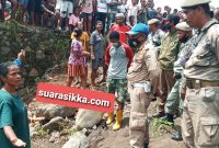 Seorang warga adat protes penanaman pilar di Dusun Lodong, lokasi HGU Nangahale, Selasa (18/1)