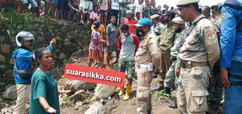 Seorang warga adat protes penanaman pilar di Dusun Lodong, lokasi HGU Nangahale, Selasa (18/1)