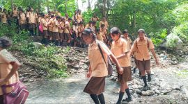 Ratusan pelajar SMPN 1 Paga menyeberangi sungai akibat jebolnya jembatan, Jumat (21/1)