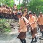 Ratusan pelajar SMPN 1 Paga menyeberangi sungai akibat jebolnya jembatan, Jumat (21/1)