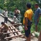 Warga perbaiki jembatan yang jebol di Dusun Kangarusa Dwsa Wolowiro, Jumat (21/1)