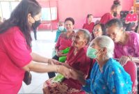 Ketua PKP Sikka Heldigardis Sunur sedang bercengkerama dengan beberapa penghuni Panti Jompo Paduwau, Senin (24/1)