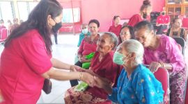 Ketua PKP Sikka Heldigardis Sunur sedang bercengkerama dengan beberapa penghuni Panti Jompo Paduwau, Senin (24/1)