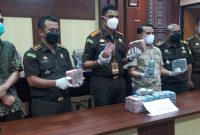 Kepala Kejaksaan Negeri Sikka Fahmi menunjukkan uang pengembalian kerugian negara, Kamis (27/1)