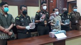 Kepala Kejaksaan Negeri Sikka Fahmi menunjukkan uang pengembalian kerugian negara, Kamis (27/1)