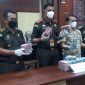 Kepala Kejaksaan Negeri Sikka Fahmi menunjukkan uang pengembalian kerugian negara, Kamis (27/1)
