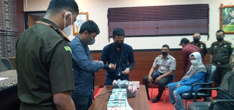 Penampakan perempuan misterius di Kantor Kejaksaan Negeri Sikka, Kamis (27/1)