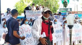 John Bala, aktifis HAM, dalam sebuah kesempatan aksi di Maumere