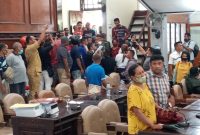 Suasana rapat dengar pendapat di DPRD Sikka berlangsung tidak kondusif, Senin (31/1)