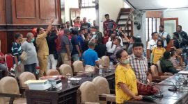 Suasana rapat dengar pendapat di DPRD Sikka berlangsung tidak kondusif, Senin (31/1)