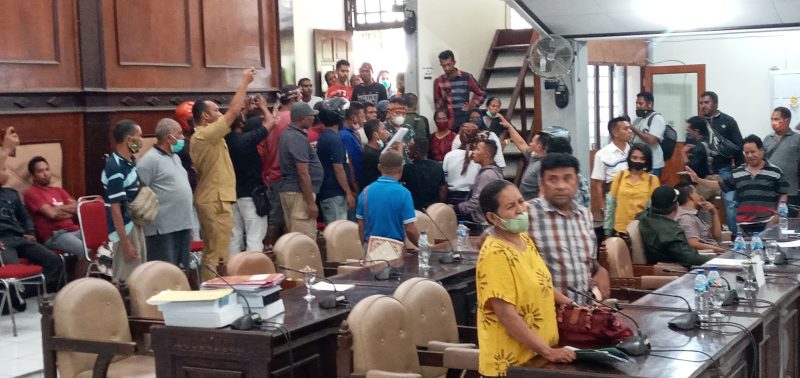 Suasana rapat dengar pendapat di DPRD Sikka berlangsung tidak kondusif, Senin (31/1)
