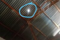 Atap seng yang bocor karena peluru nyasar di Sarotari Larantuka (foto: istimewa)