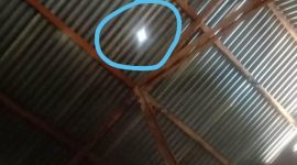 Atap seng yang bocor karena peluru nyasar di Sarotari Larantuka (foto: istimewa)